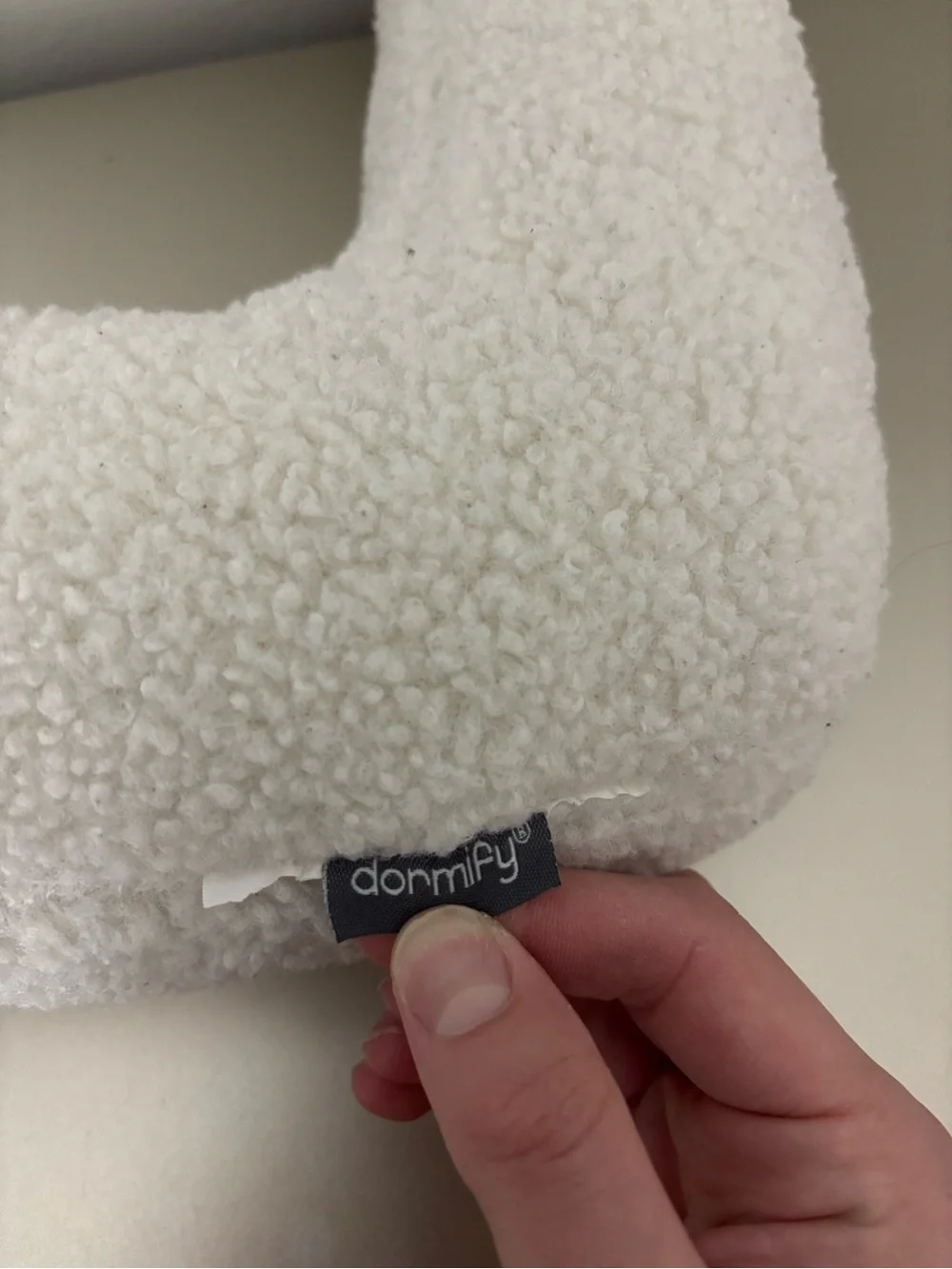 Dormify Sherpa Initial L Pillow - Picture 3 of 4